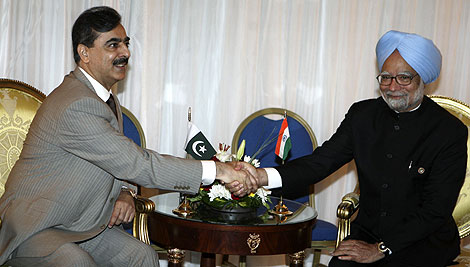 Gilani y Singh se saludan durante su encuentro en Sharm el Sheij. | Reuters