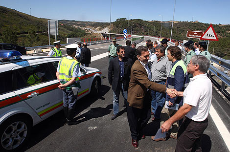Miguel Alejo, en la inauguracin del tramo del puente internacional de la N-122. | Ical