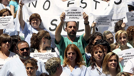 Profesionales del Gregorio Maran se han manifestado hoy frente al hospital. | Efe