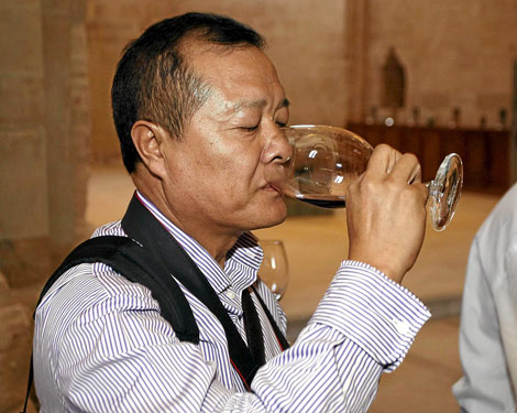 Uno de los integrantes de la delegacin china durante la cata de vinos de la bodega 'Abada Retuerta'. | Pablo Requejo
