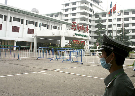 Un soldado chino, a las puertas del hotel del grupo espaol. | Efe