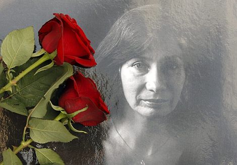 Dos rosas cubren una foto de la activista. | Efe