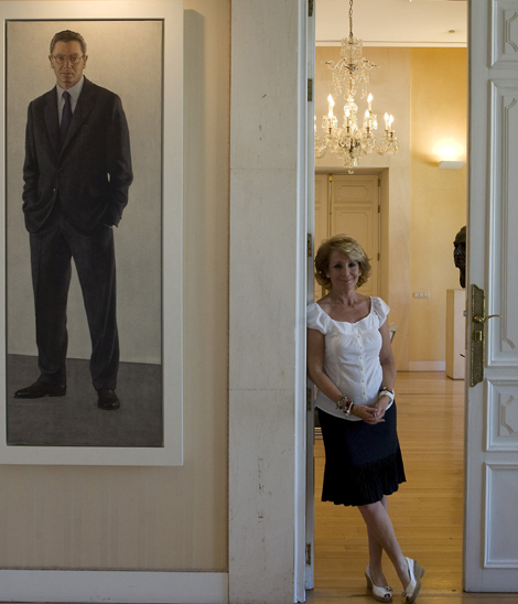 Aguirre, ante un retrato de su antecesor, Ruiz-Gallardn, en la sede de Presidencia de la Comunidad de Madrid. / S.GONZLEZ