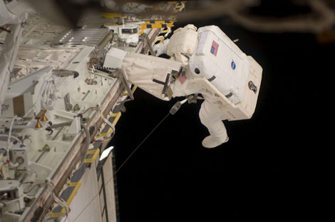 El astronauta Tim Kopra, durante el paseo espacial. | Efe