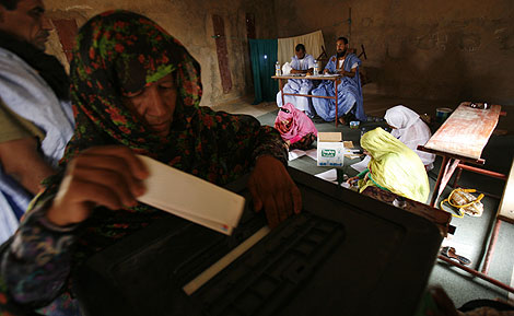 Una mujer vota en las elecciones de Mauritania. | Ap