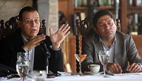 Arstides Meja (izq.) y Milton Jimnez, representantes de Manuel Zelaya en Costa Rica. | Efe