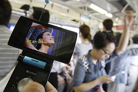 TV por mvil en el metro de Tokio. | Reuters