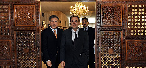 Javier Solana (drcha) y el ministro de Exteriores, Shah Mehmud Qureshi. | Afp