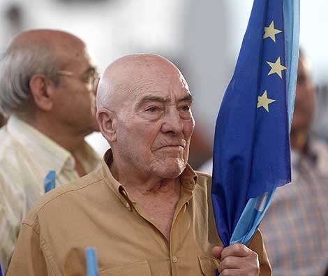 Un anciano con una bandera de la Unin Europea. | Alberto Di Lolli