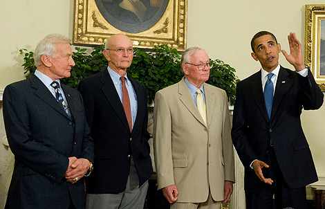Los astronautas Michael Collins (izda), Buzz Aldrin (centro), y Neil Armstrong (dcha) con el Presidente Obama en el Despacho Oval. | Afp