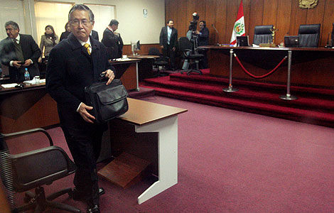 Alberto Fujimori abandona el tribunal tras or la sentencia. | Efe
