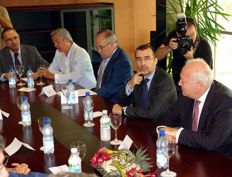 Moratinos junto a los alcaldes de Gibraltar. | A.E.