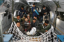 Científicos indios en el avión militar desde el que examinarán el eclipse. | Afp