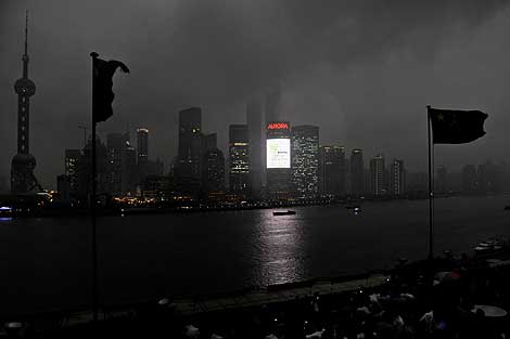Shangai oscurecida por el eclipse. | AFP