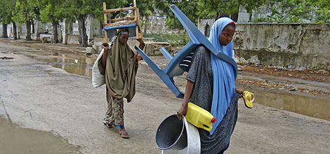 Dos mujeres somales evacuan Mogadiscio rumbo a Afgooye. | Reuters