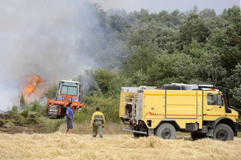 Los bomberos trabajan para controlar las llamas en una zona rural de Durana. | Pablo Gonzlez