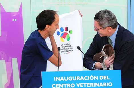 El presidente de 'El Refugio' entrega una camiseta a Gallardn durante el acto. (munimadrid.es)