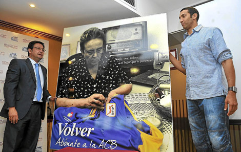 Jos Luis Mayordomo y el jugador Vctor Baldo ensean la nueva campaa de abonados. | J. Gonzlez