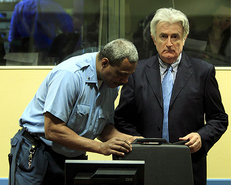 Foto de archivo, de agosto de 2008, de Karadzic (d) en el Tribunal Internacional Criminal de la Antigua Yugoslavia en La Haya. | Efe
