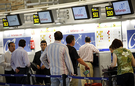 Viajeros esperan en el aeropuerto de Barajas. | Foto: Sergio Enriquez