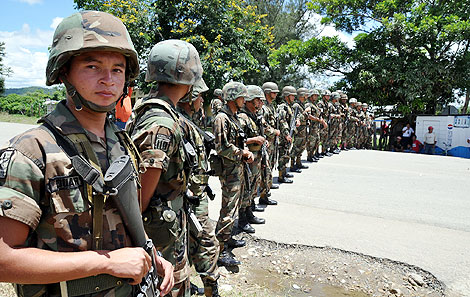 Una columna de soldados bloquea una carretera fronteriza. | AFP