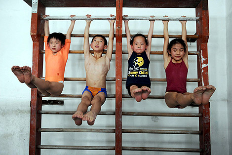 Varios nios en clase de gimnasia en la localidad china de Shenyang. | Efe