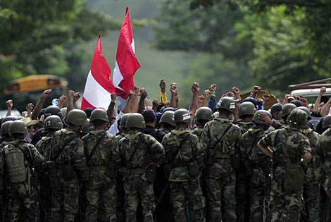 Soldados bloquean el paso de seguidores de Zelaya en la frontera con Nicaragua. | Efe