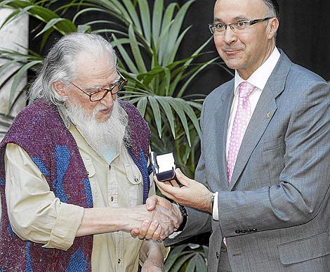 Ramiro Ruiz Medrano, con el galardonado Cuadrado Lomas. | Carlos Espeso.
