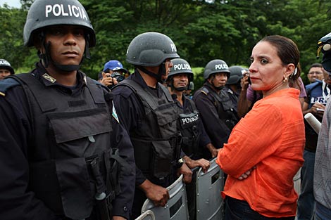 Xiomara Castro, esposa de Zelaya, ante antidisturbios en las cercanías de la frontera. | AP