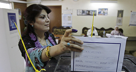 Una mujer kurda deposita su voto. | Ap