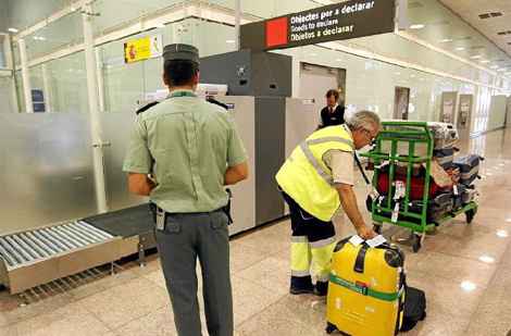 Un agente, en el control de equipajes de El Prat. | Quique Garca