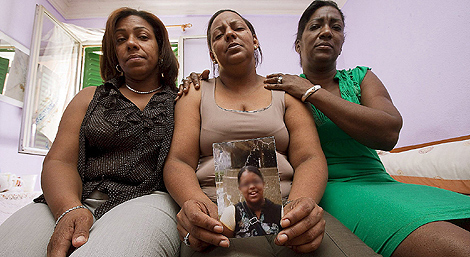 Amarilis, la madre de la nia asesinada el sbado en Madrid, sostiene una foto de su pequea, acompaada de sus hermanas Luisa y Luca. | Gonzalo Arroyo