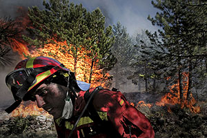 Un integrante de la Unidad Militar de Emergencias durante la extincin del incendio de Caizar del Olivar (Teruel). | Efe