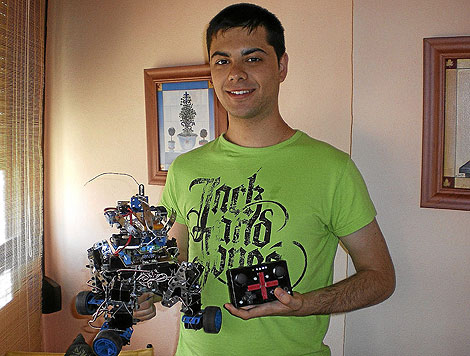 Jonathan Asensio con su robot 'Tachikoma' | E.M.