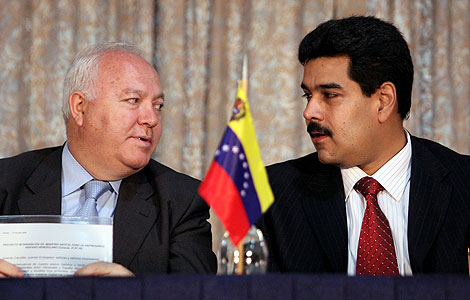 Miguel ngel Moratinos (i) y su homlogo venezolano, Nicols Madura. | AFP