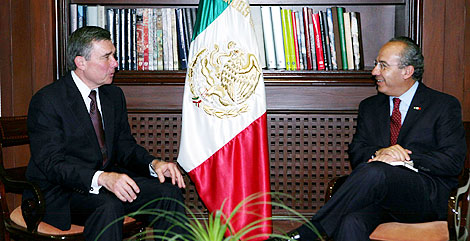 Gil Kerlikowske, junto al presidente mexicano, Felipe Caldern. | EFE