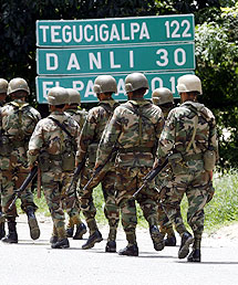 Soldados hondureos en la frontera. | Reuters