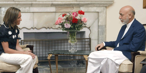 Chacn con el presidente afgano en su encuentro del lunes. | Efe
