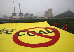 Activistas de Greenpeace se manifiestan en China frente a unas plantas de carbn. | Reuters