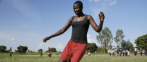 Un grupo de desplazados ugandeses juegan al ftbol en un campamento del Acnur. | Reuters