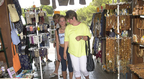 Turistas en una tienda de souvenirs. | Cati Cladera
