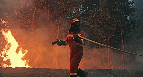 Un efectivo de la UME trabaja en la extincin del fuego. | AFP