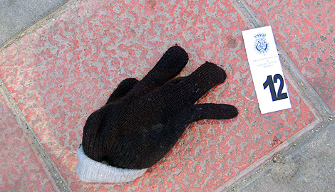 El guante negro hallado junto al cadver en el lugar del crimen (Foto: Jefatura Superior de Polica)