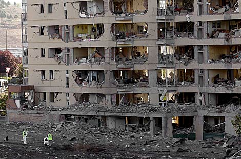 Fachada de la casa cuartel de la Guardia Civil tras el atentado. | Efe
