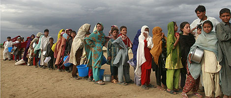 Dezplazados en un campo de Swat forman fila para obtener ayuda. | Reuters