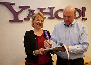 Steve Ballmer y Carol Bartz firman el acuerdo. | Yahoo