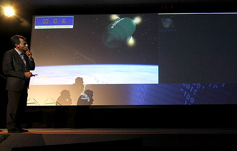 Pedro Duque, en Valladolid, observa en una pantalla el lanzamiento del satlite espaol. | Efe