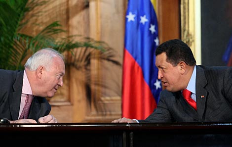 Moratinos, con Chvez. | AFP