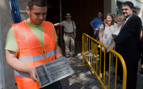 Un operario con la placa retirada junto al alcalde accidental, Carles Mart. | Santi Cogolludo