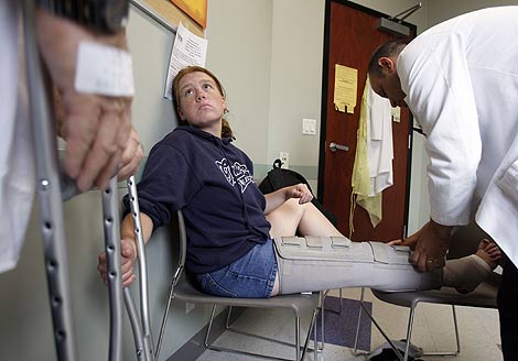 Un mdico examina la pierna de una paciente sin seguro en un centro de California. | Reuters